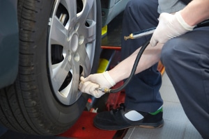 Wenn Sie Ihr Auto pflegen möchten, sollten Sie auch den Reifendruck in regelmäßigen Abständen überprüfen.