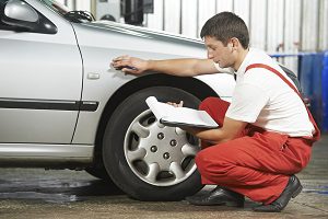 Die beim Auto anfallenden Überführungskosten beinhalten meist auch eine erste Inspektion.