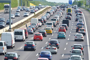 Auf einer Autobahn müssen selbstfahrende Autos lediglich geradeaus fahren, was weniger kompliziert ist.