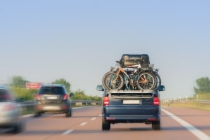 Bei manchen Anbietern können Sie eine Dachbox auf Raten kaufen.