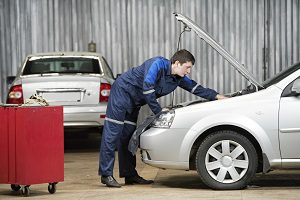 Ein Elektroauto zu kaufen, hat viele Vorteile. So sind die Kfz z. B.  weniger wartungsintensiv.