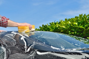 Gerüche aus dem Auto entfernen: Eine gründliche Reinigung ist Grundvoraussetzung.