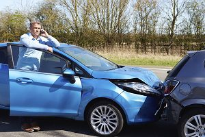 Im Kaufvertrag für den Unfallwagen sollten alle Schäden aufgelistet werden.