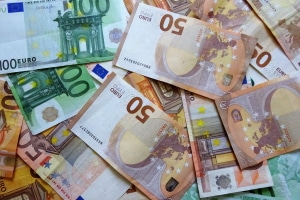 Möchten Sie einen Motorsport-Rennwagen kaufen, müssen Sie gewillt sein, Geld zu investieren.