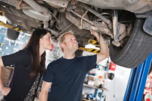 Wenn Sie Oldtimer-Autos kaufen, ist die Begutachtung des Unterbodens unerlässlich.