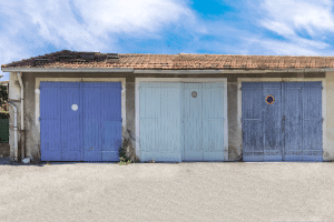 Oldtimerersatzteile müssen witterungsgeschützt gelagert werden, zum Beispiel in einer Garage.