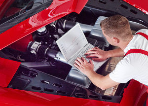 Um tiefe Kratzer zu entfernen, ist beim Auto meist ein Gang in die Werkstatt vonnöten.